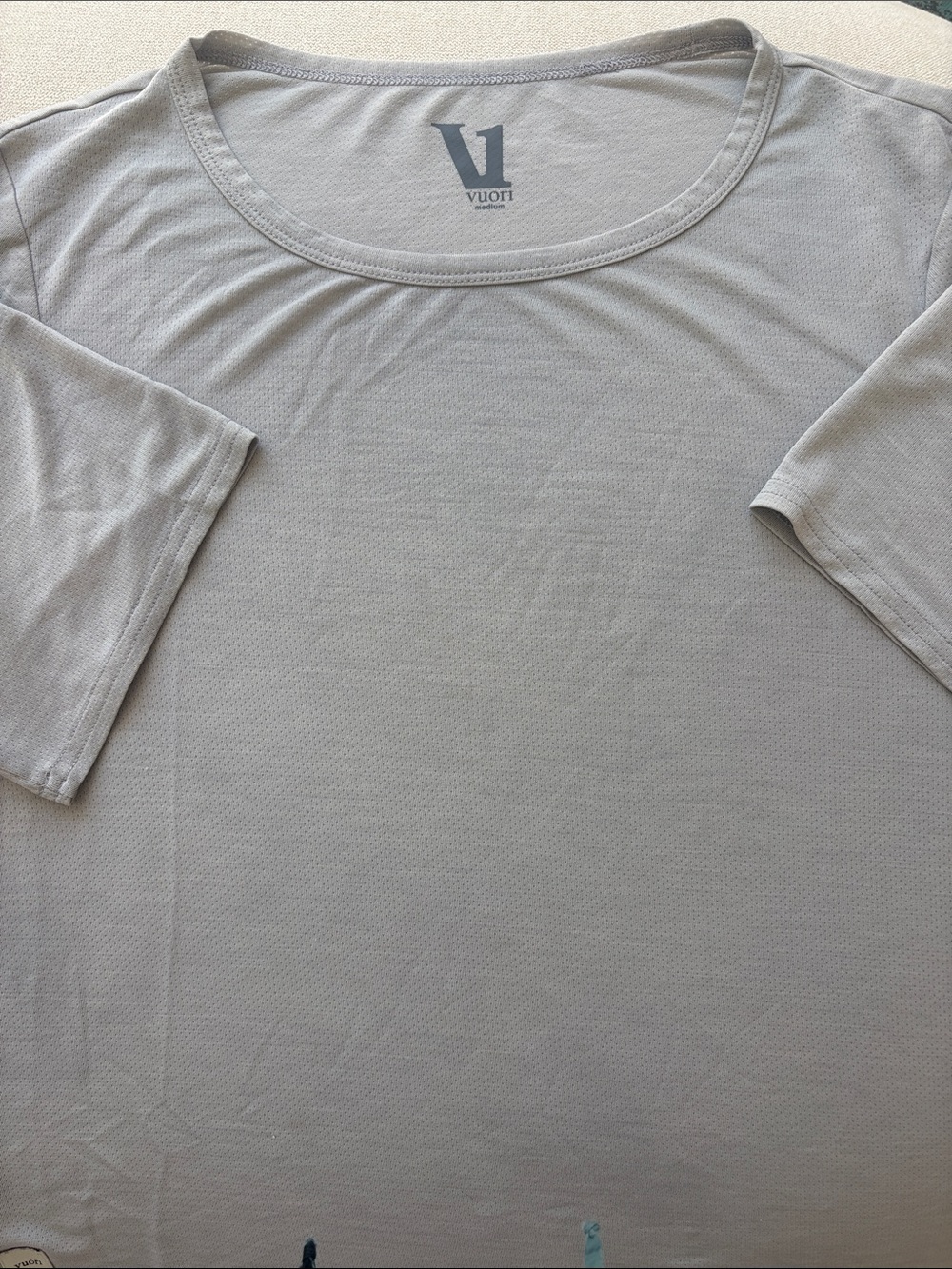 Vuori Short Sleeve Crew Tee in Light Gray